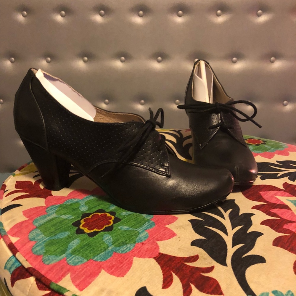 Size 8 lace up shoes